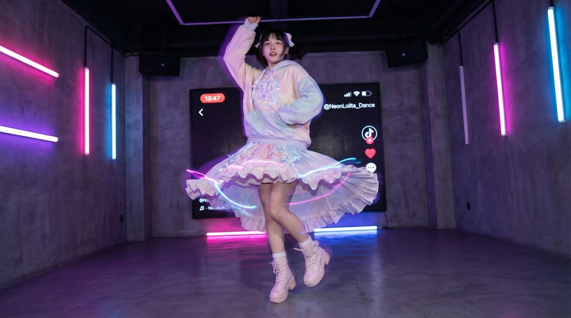 黄色仓库短传媒 - TikTok风格舞蹈